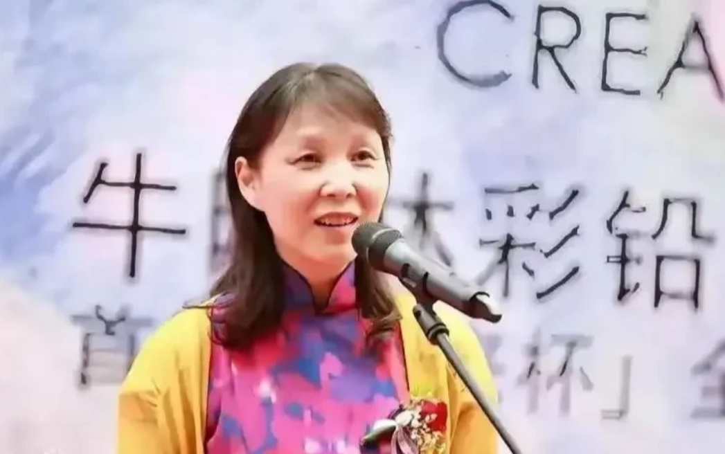 宗庆后先生原来藏着这么大的秘密。她在外面有一个女的，在美国还有三个子女。如果这个