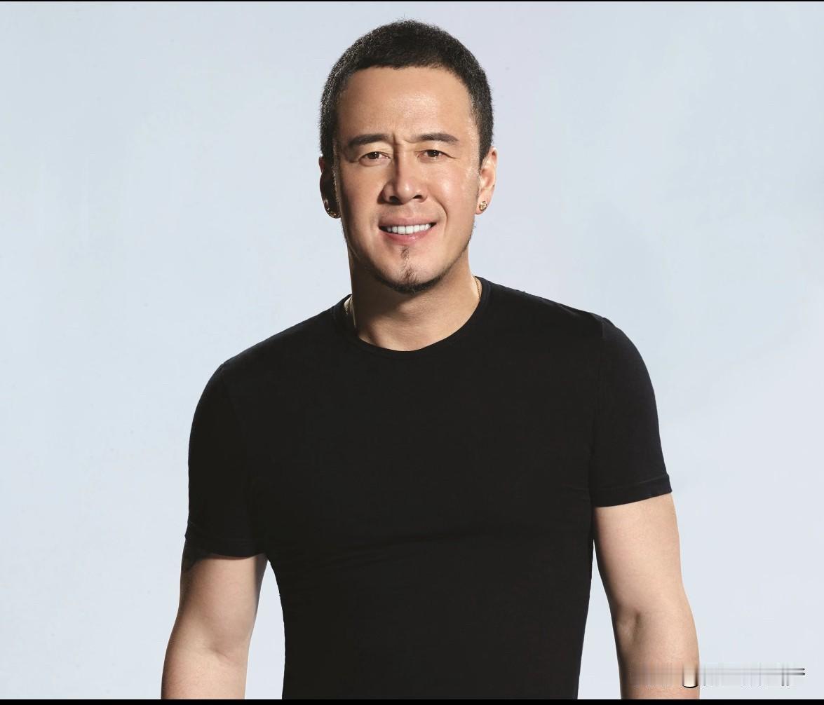 开场不到半小时，杨坤一把摔了耳机，对着高层成片的空座吼“人都去哪了”，转身黑脸离