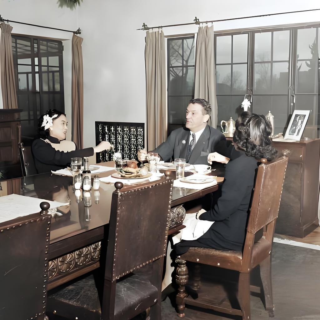 1947年，这张《LIFE》杂志定格的餐桌场景，陈香梅簪花黑衣，伸手递物的姿态藏