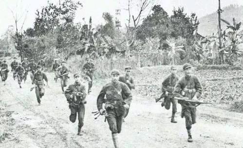 1500个土匪，把30个解放军死死围在一个小山包上。天黑透了，弹药快见底，对面