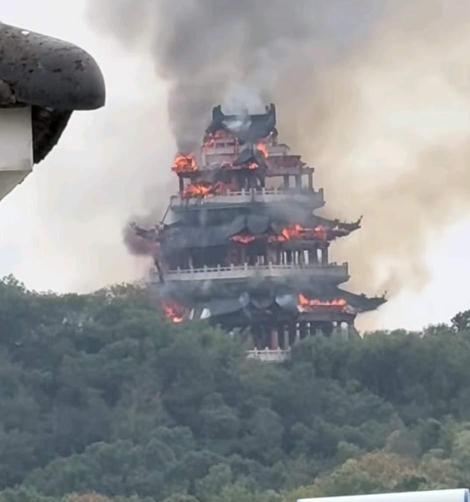 原来永庆寺在11天前做过消防演练？没想到距离这么近，可火势就是一瞬间，将所有建