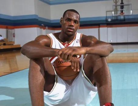 惊呆了，2003年后到2017年的状元，只有詹姆斯和唐斯2人在打球了。2003