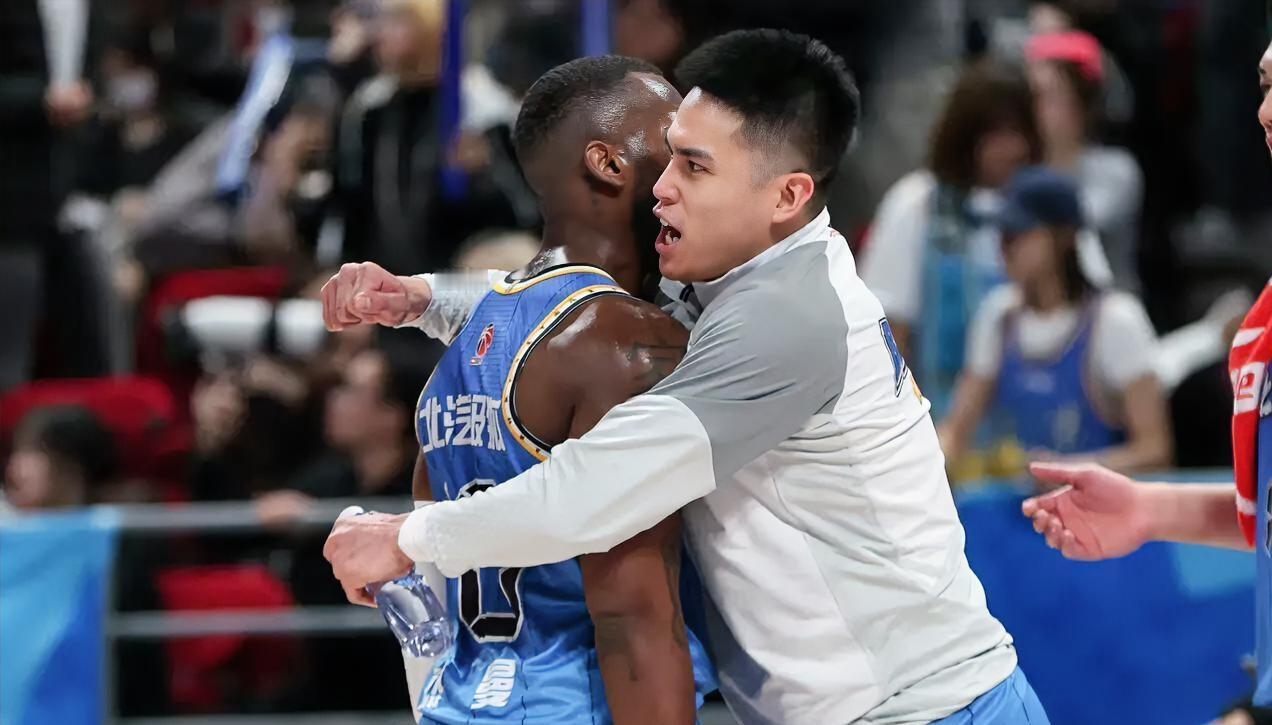 三连胜，北京103-94险胜广州，一战让我彻底看清这3位球员！1. 周琦，