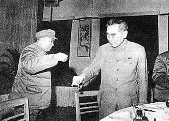 1955年，酒过三巡的许世友正在兴头上，却突然被一通电话惊扰，拿起话筒略显不悦地