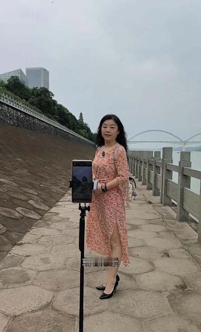 手机摄影技巧分享2026：两个镜头把走路拍出高级感。走路视频不好看，很多时候跟