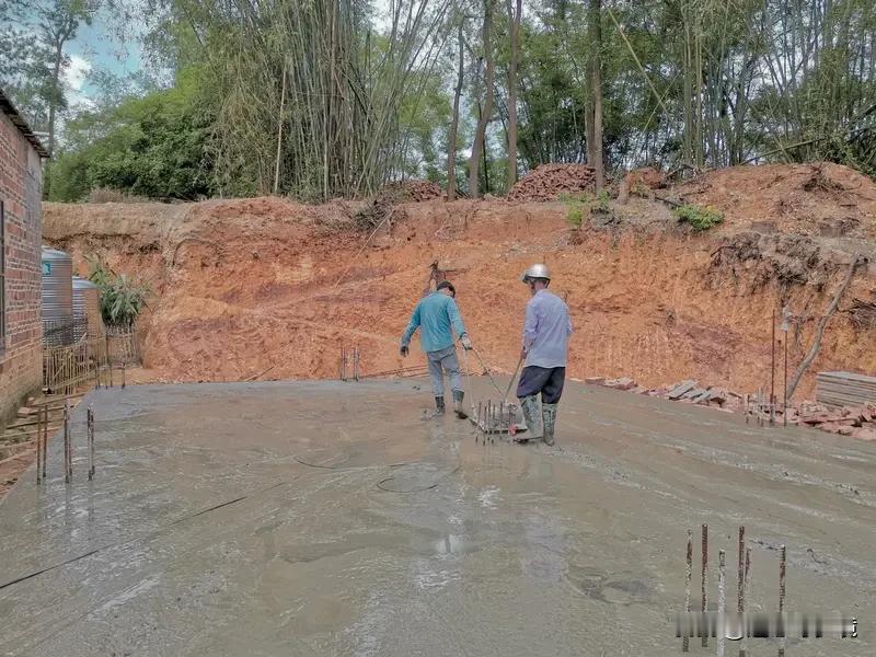 邻居深夜将鸡鸭骨头埋入男子家地基广东一男子盖新房，没想到竟遭遇邻居恶心操作。男