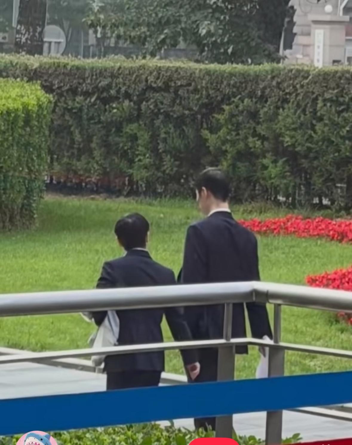 5月15日孙颖莎罕见西装革履参加活动啦——太帅啦！伦敦团体世乒赛后，参赛队员