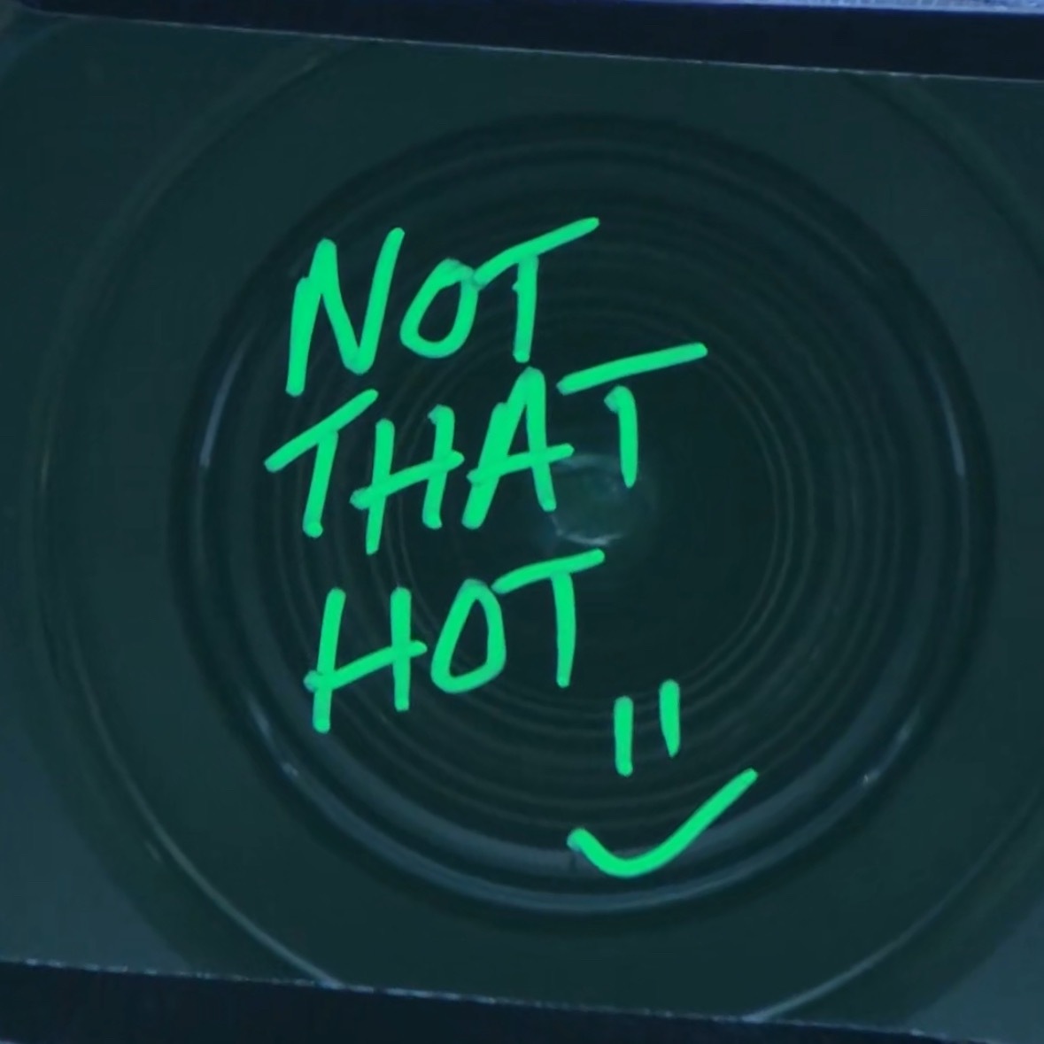 笑死😂，德米纳尔赛后签名✍️：“Notthathot”也不是很热