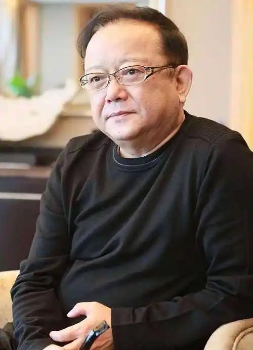 演了一辈子巨贪“和珅”，老了却为钱发愁！78岁的王刚为供17岁儿子读国际学校，硬
