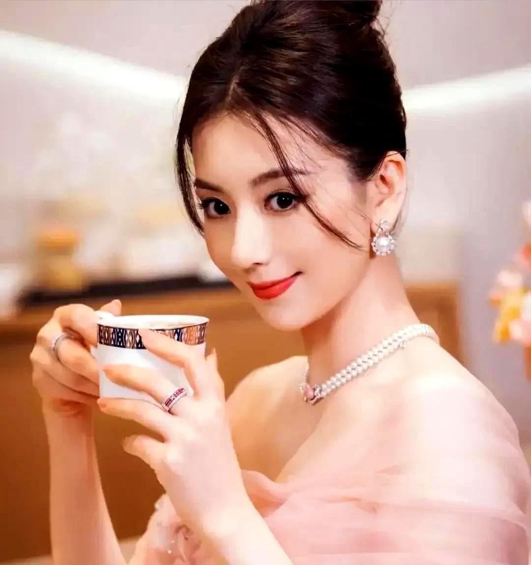 38岁的方媛迎来三胎。我公公就看了方媛的照片一眼，忽然就不说话了。沉默了半天