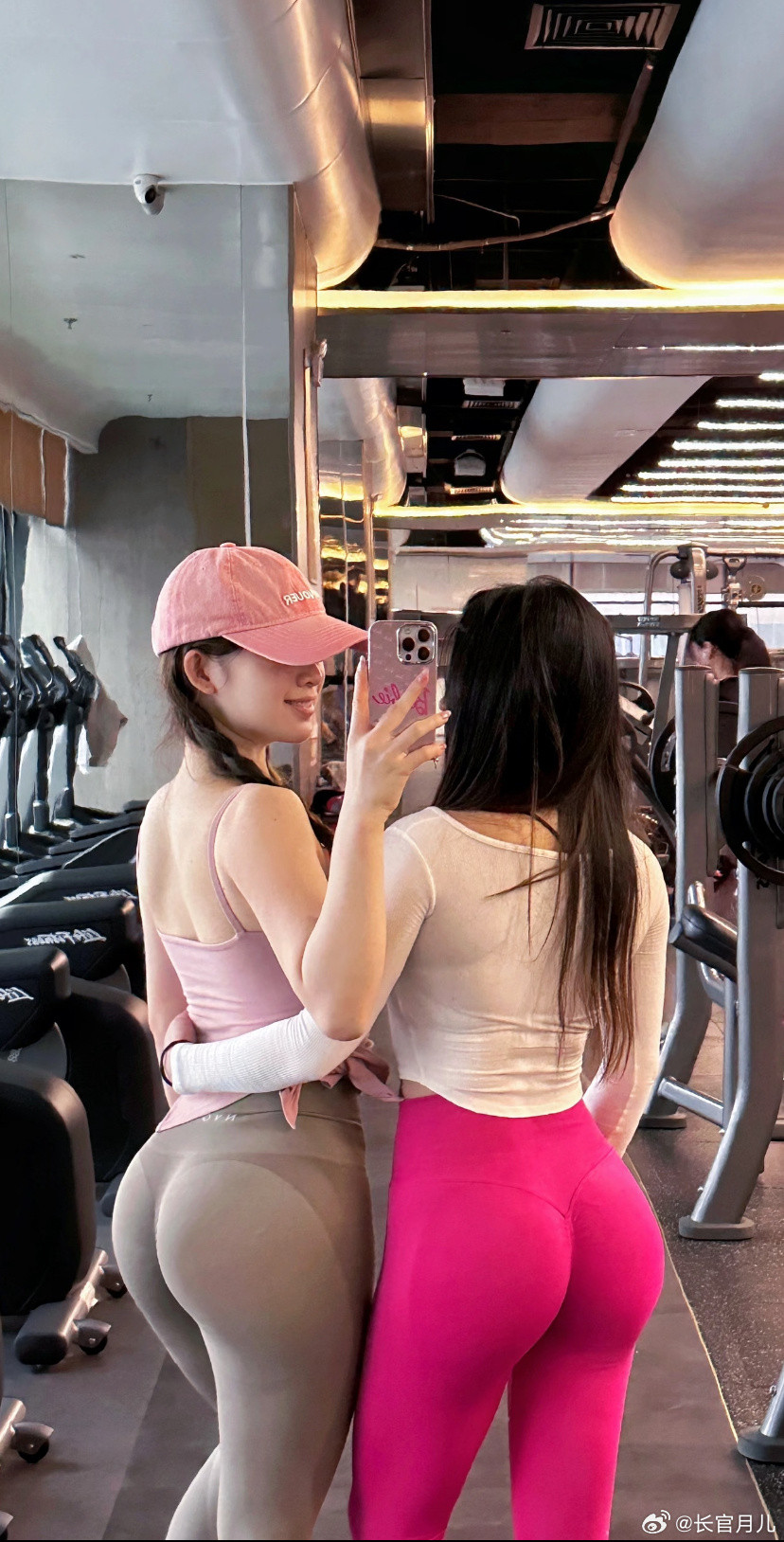 姐妹一起健身运动，双倍快乐。