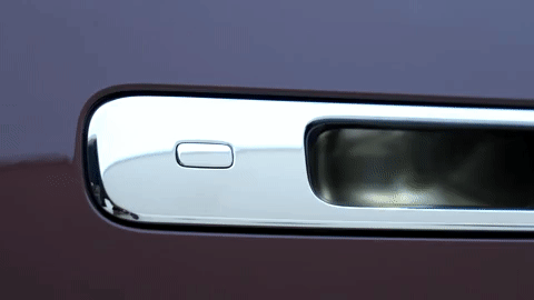 全新问界M9首发彩色投影大灯全新一代问界M9这次把灯玩明白了，首发全彩智能灯光