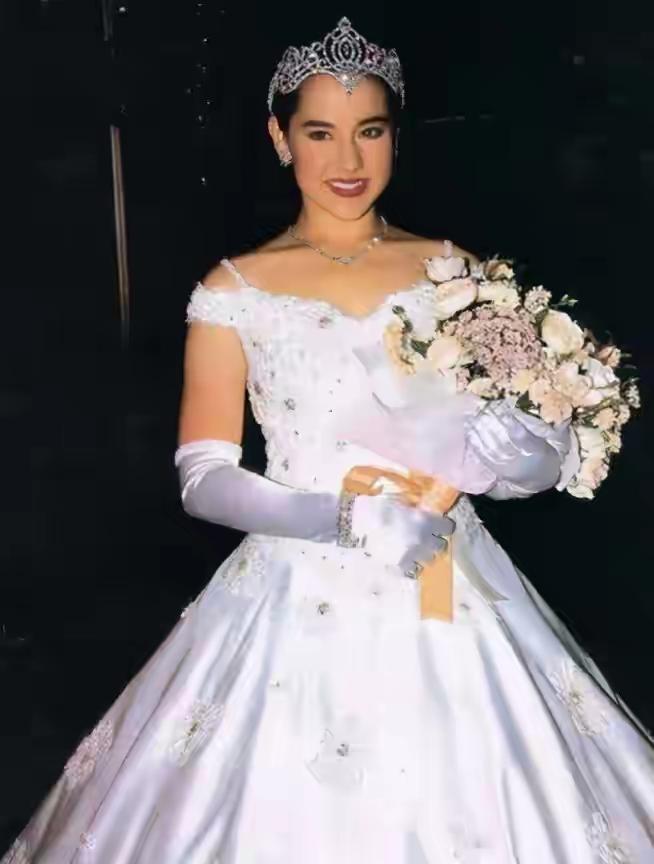 诗丽吉王后那混血外孙女，婚前娇艳欲滴，美得花儿都比她逊色。婚后的她一脸贤妻良母相