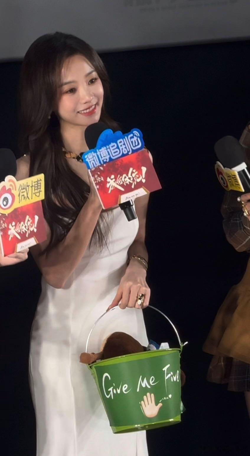 胡意旋真提着桶来剧宣了拎着桶就上来剧宣了，也是很用心了，这个看着她这样太可爱了，