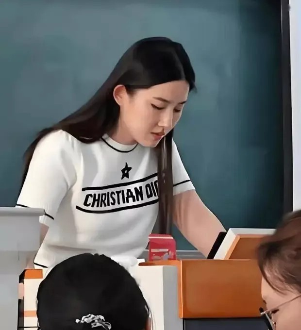 大学老师撞脸刘亦菲迅速爆火，生图曝光惊艳众人，网友：“才貌双全！”