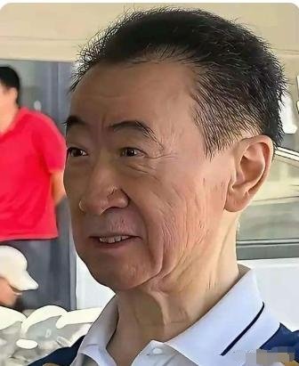 记录者万达老总王健林暴瘦的照片引热议。有人说，如此脱相的瘦，要么癌症要