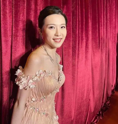 香港星二代王子涵离巢TVB后事业遇冷，暴瘦胸骨显现引关注