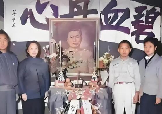 1949年，国军中将邱清泉战死后，他的妻子叶蕤君来不及哀痛就慌不迭地带着孩子们南