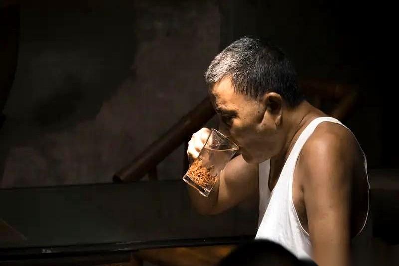 “局长都怕我！”我新邻居搬来第一天，就给我爸上了这么一课。一个浑身酒气的男人