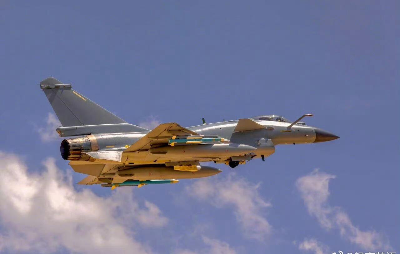 近日，南部战区空军开展昼间飞行训练，数架战机如利剑出鞘，刺破苍穹。​​​