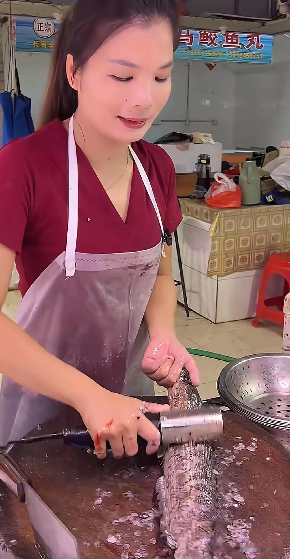 一个小伙子因为癌症化疗掉光了头发，11月27日报道，他来到一处卖鱼的摊位前，不好