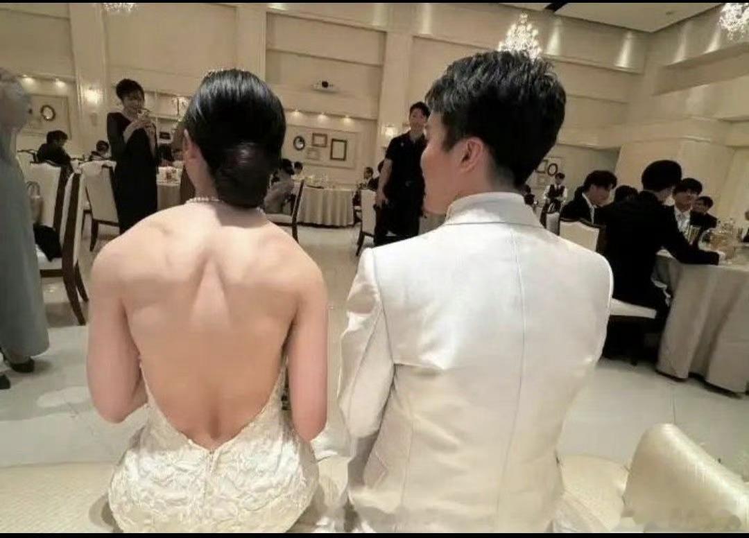 看后背新郎就不是新娘的对手太飒了