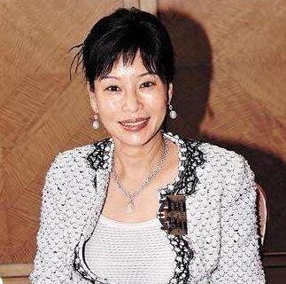 2007年，86岁的赌王何鸿燊因病住院，三太陈婉珍千挑万选，给他选择了一位又黑又