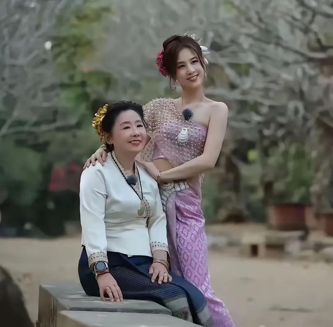 又被黄圣依母女圈粉了！黄圣依穿紫色泰服裙，美的令人陶醉，犹如落入凡间的仙子一