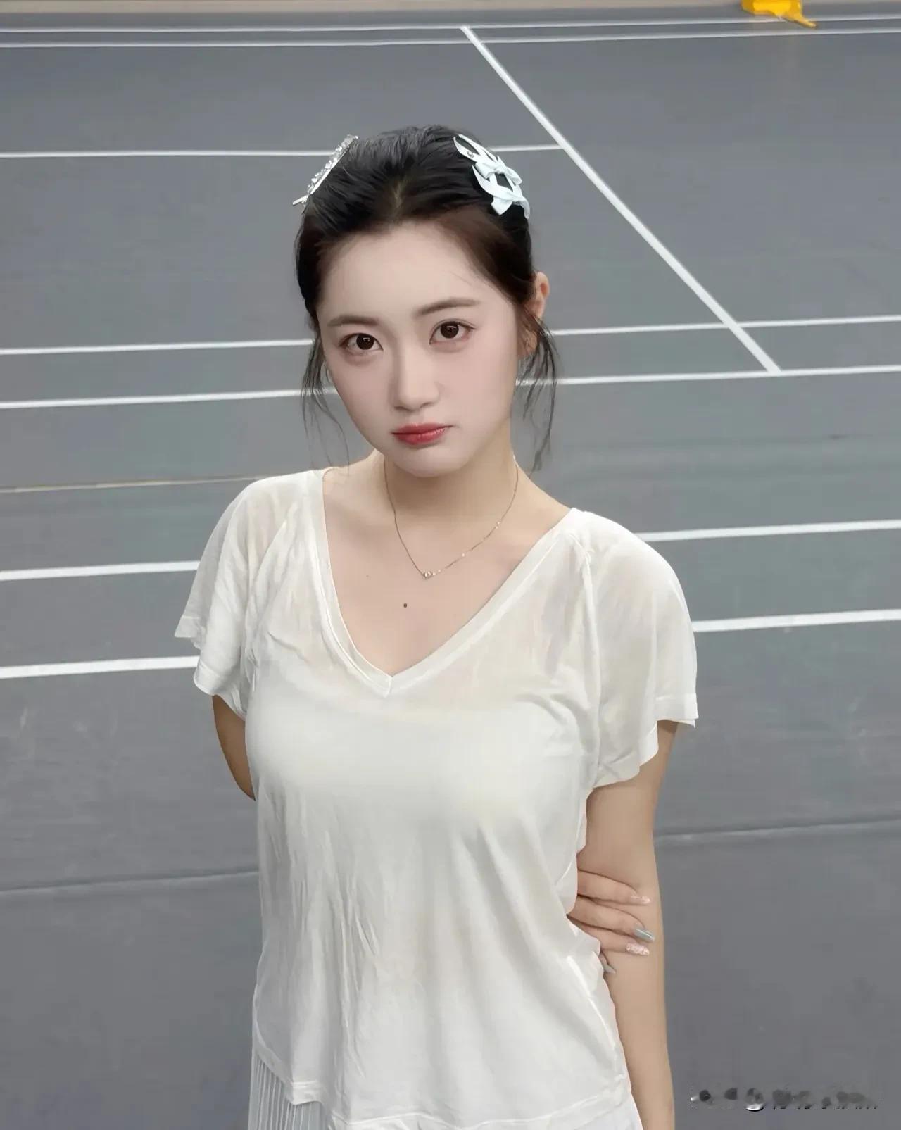 眼神清澈如泉，笑容甜似蜜糖。举手投足间，满是纯真与灵动。这样的少女，