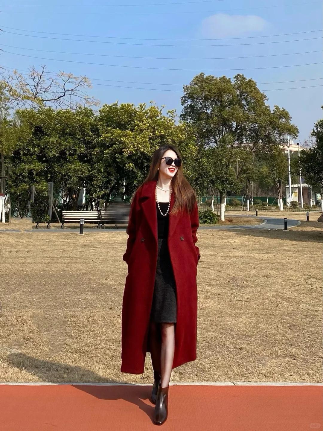 那就大大方方的漂亮～红色大衣黑丝短靴新年战袍准备好了