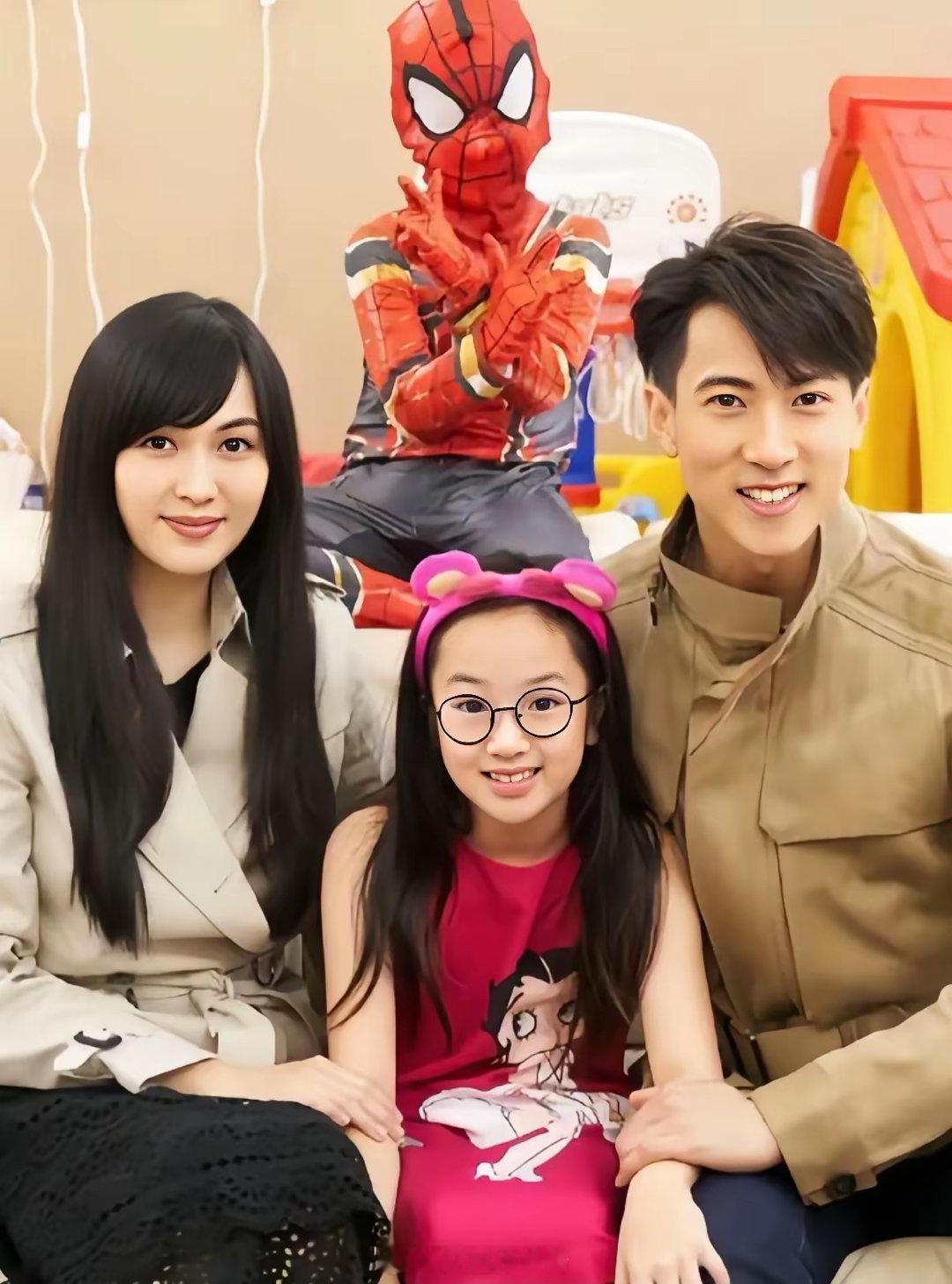 吴尊老婆怎么拍照都是一个发型，一个表情，永远笑不露齿​​​