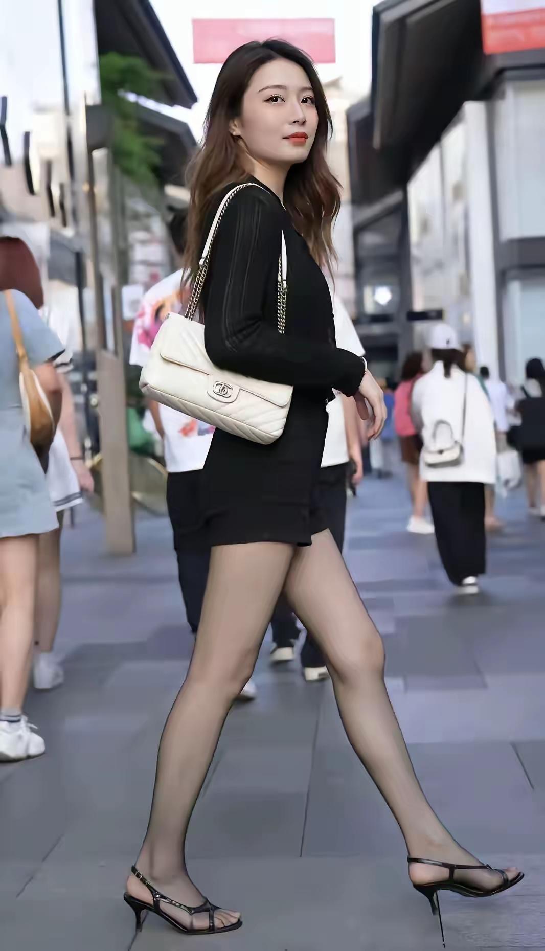 瞬间的美好你会心动吗?街道上的靓丽风景线。