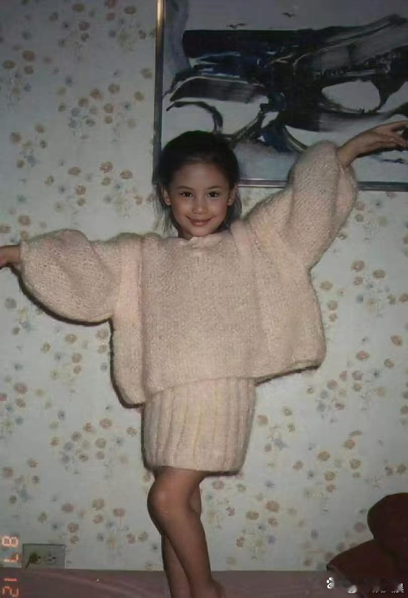 应采儿的儿时照片，也太会穿了吧！小小年纪穿搭就很有品味，放到现在看依旧时髦，颜值