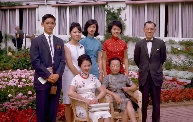 这是70年代，张幼仪在美国豪宅花园里拍下的全家福，与徐志摩不幸英年早逝相比，晚年