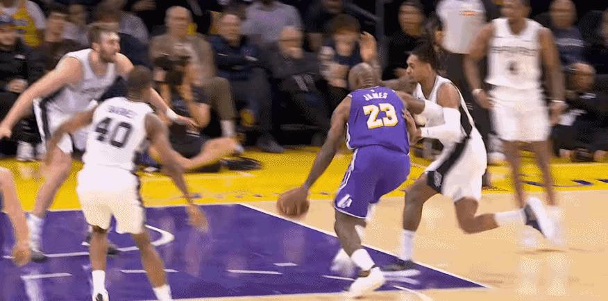 詹姆斯隔扣马刺球员后怒吼捶胸的那一秒，你没看见他球鞋侧面沾着的第三道败绩灰尘。