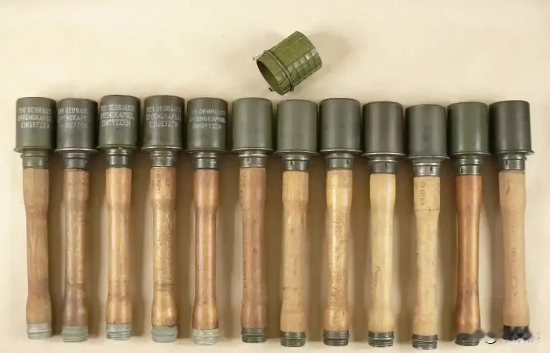 新兵实弹投掷，必须有经验丰富的连级教官多次讲解要领，注意事项以及投掷时发生意外的