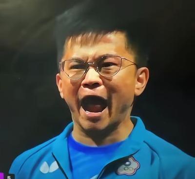 我看出张本智和很反感，尤其是最后一球林的教练还吼了最后一声时，张本智和回头盯了他