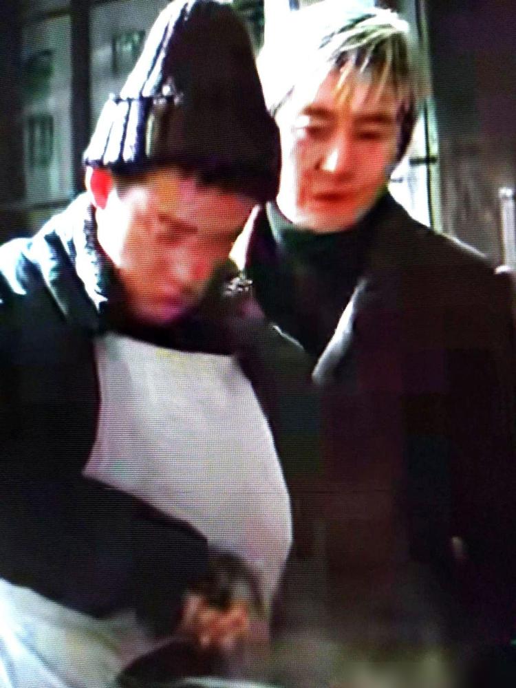 《老舅》收官那晚，很多人准备好和东风、国明说再见，却没料到弹幕突然刷起“狗肠子坐