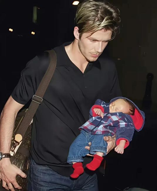 给父母发律师函，婚礼上被亲妈抢走第一支舞，贝克汉姆家长子，终于撕破了维持25年的