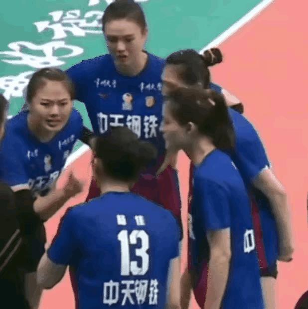 杨佳是江苏女排实现伟业的最后一块“拼图”。联赛中被队长龚翔宇“教训”的杨佳在温岭