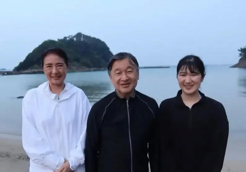 天皇一家从海里游泳完毕之后合影宫内厅放出的天皇一家三口之前静冈御用别墅静养，去
