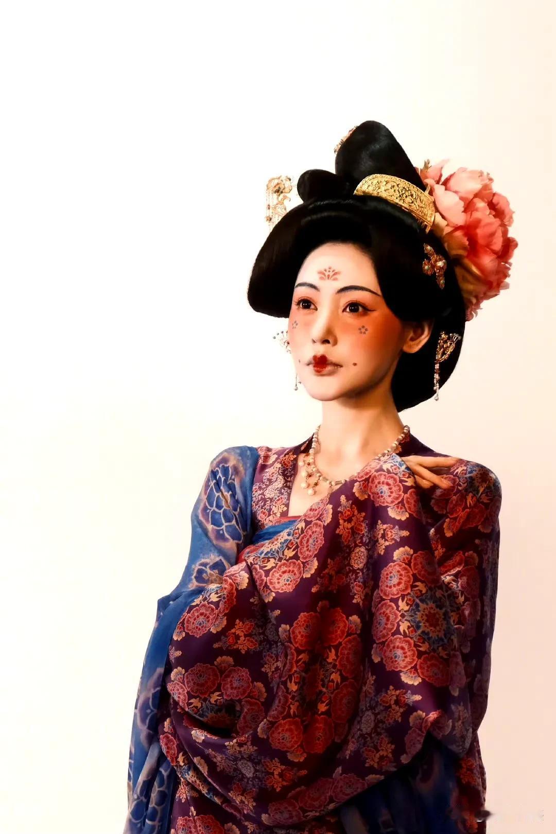 张天爱这个唐装，美得能吓死人，听说是她在《长安的荔枝》里面演花魁娘子的妆造，不知