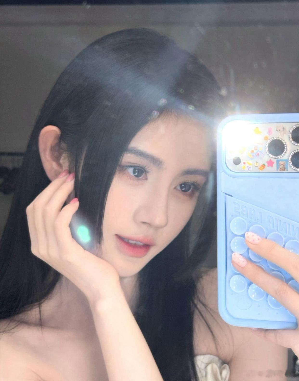 1.鞠婧祎背后没什么资本，这两年的影视资源都是资方看中她身上的流量外加没什么负面