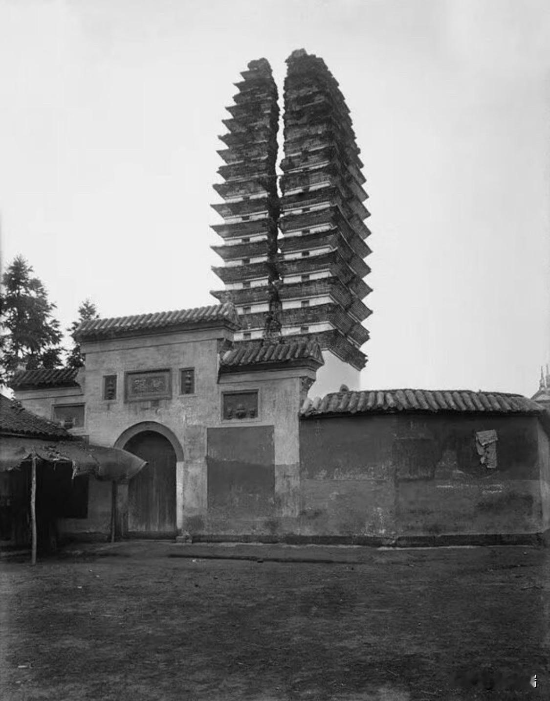 四川彭州龙兴寺塔，这座历经千年沧桑的古塔，其前世今生堪称一部浓缩的中国佛教建筑史