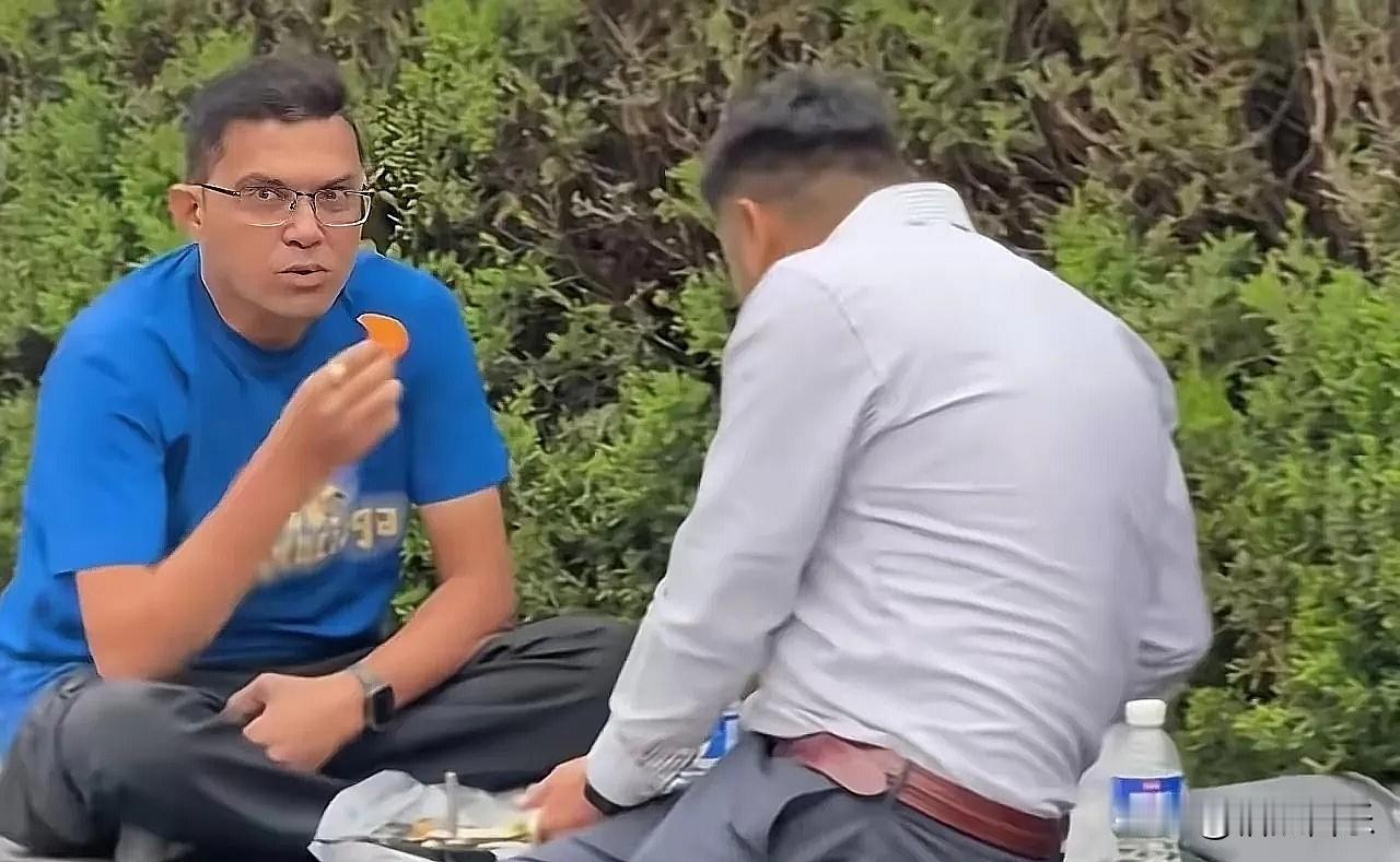 黄浦江外滩那排石凳，今儿个总算是恢复洁净了。不是保洁开了窍，更不是谁突然学会