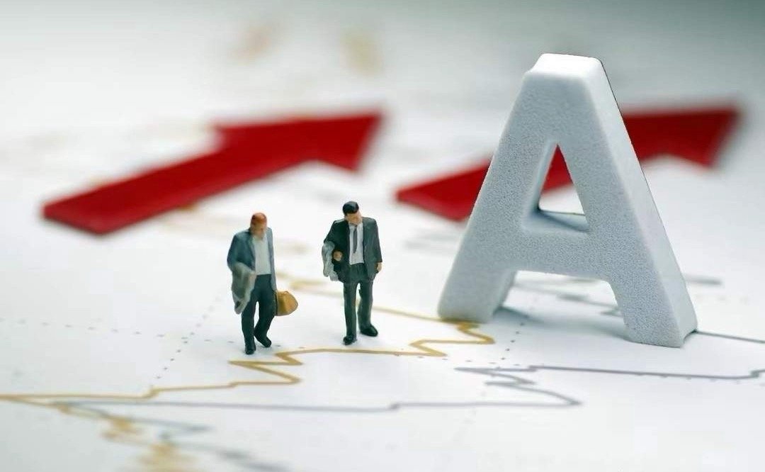 提前对明天A股走势简单说几句，首先我认为大盘仅一个低开，指数不会跌到哪去的，因为