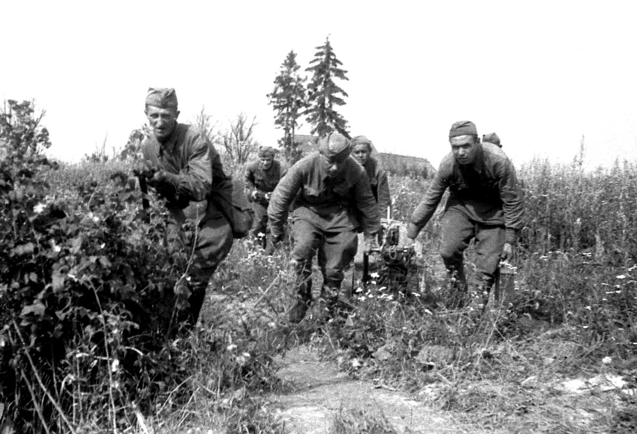 1942年，苏军加里宁方面军的一个装备马克沁机枪的机枪小组正在转移阵地。苏军