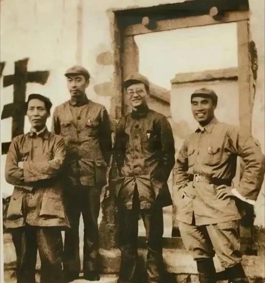 跟着长征VR展亲历长征路刚刚走完长征的伟人们，个个都是瘦骨嶙峋，却是他们撑起了民