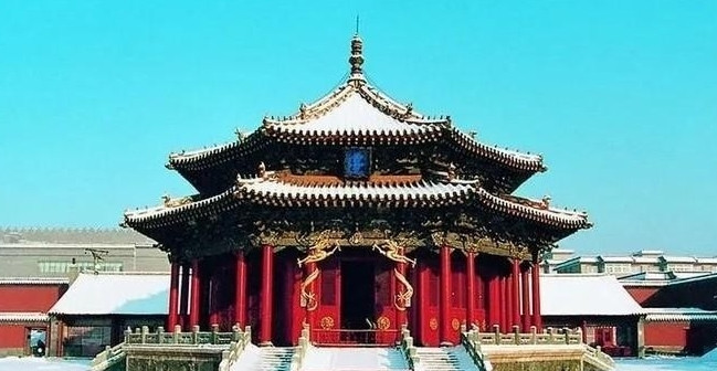 皇太极得知明将洪承畴喜欢女人，就派孝庄去劝降，孝庄说洪承畴是忠肝义胆之人，洪承畴