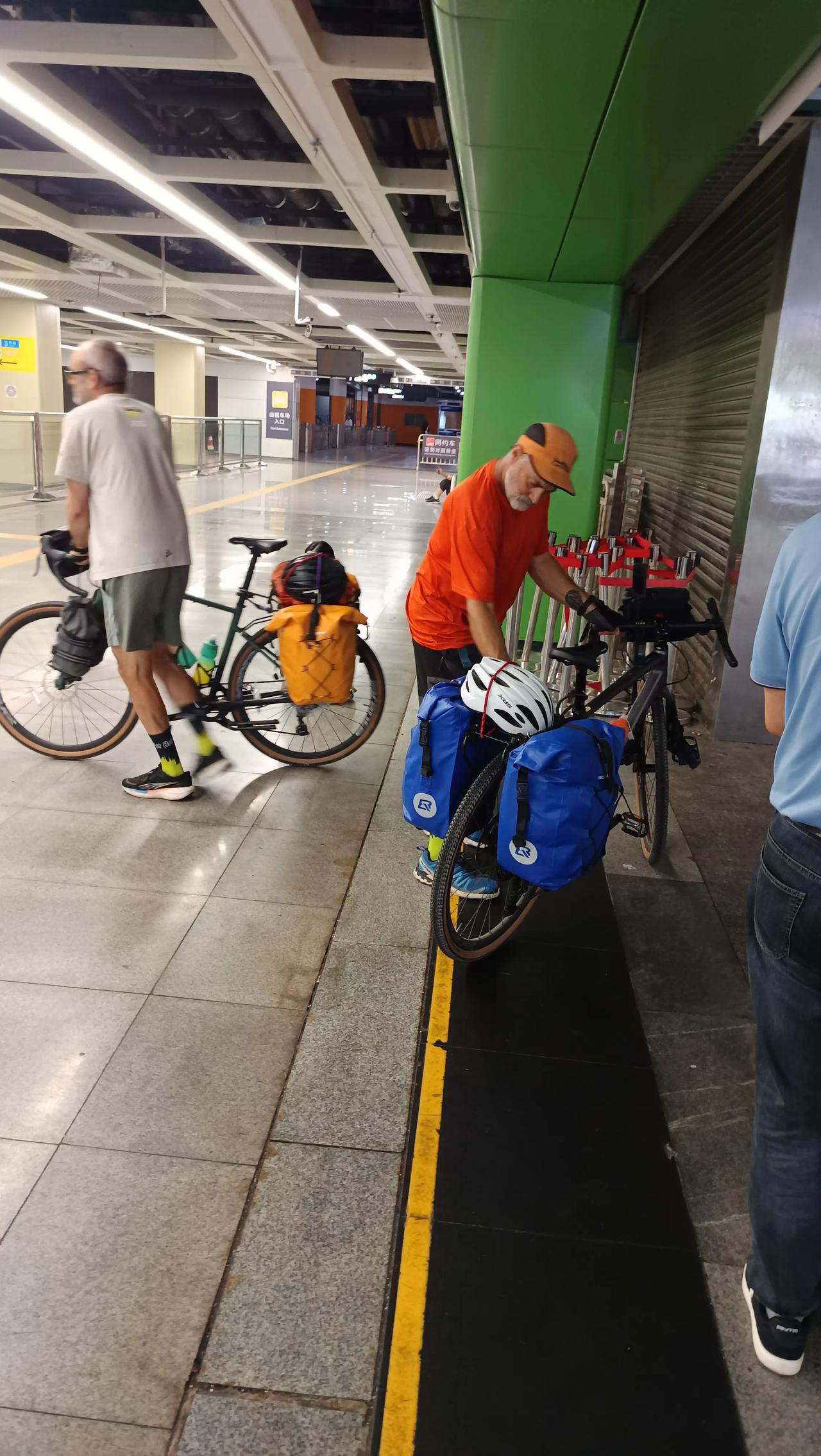 还是老外会玩啊，三个人组团，来中国旅游，骑自行车，走走停停，自由自在，，，咱们